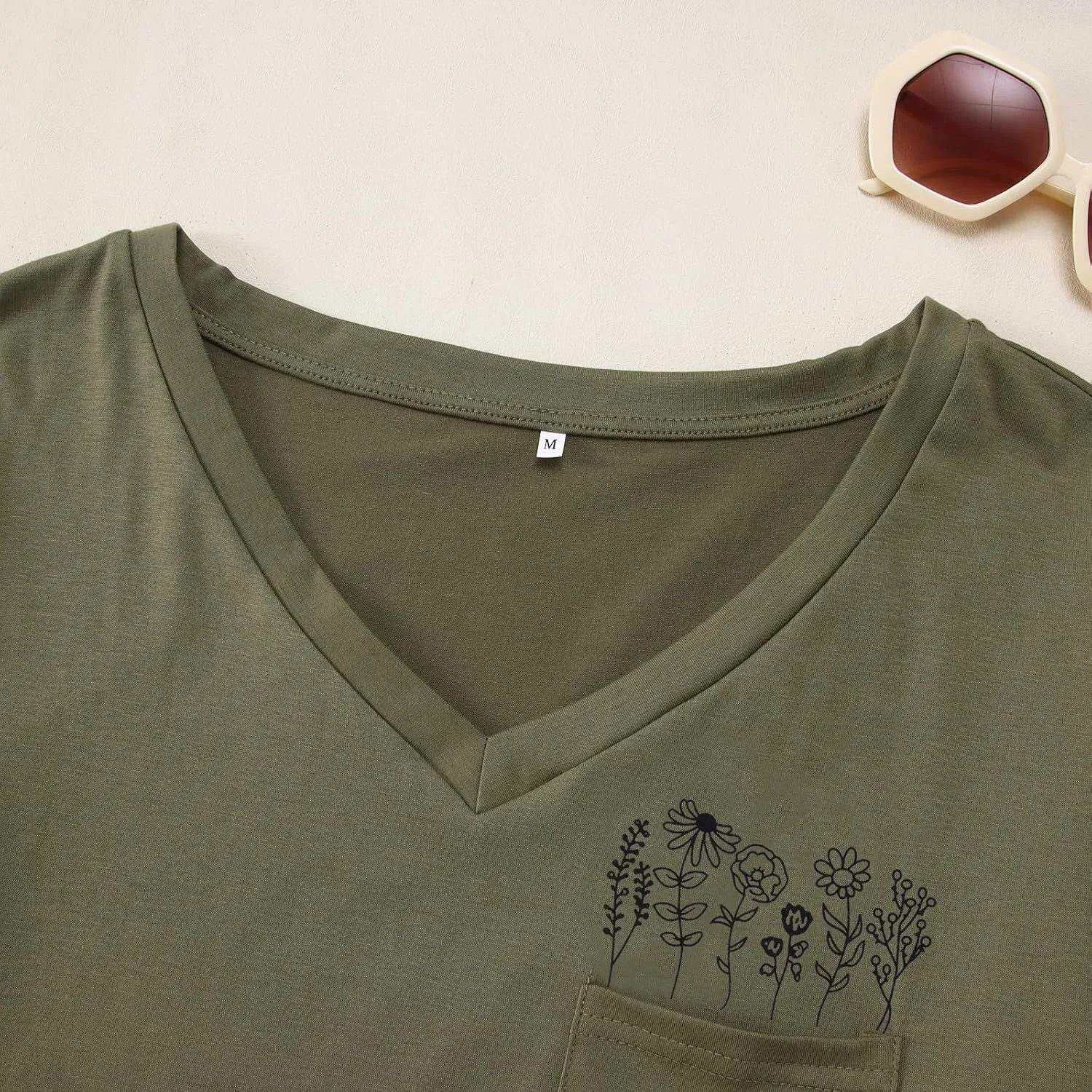 CM C&M WODRO Women's Flower T-Shirt V-Neck Wildflower Graphic Tees with Pocket Floral Shirt Short Sleeve Casual Summer Tops