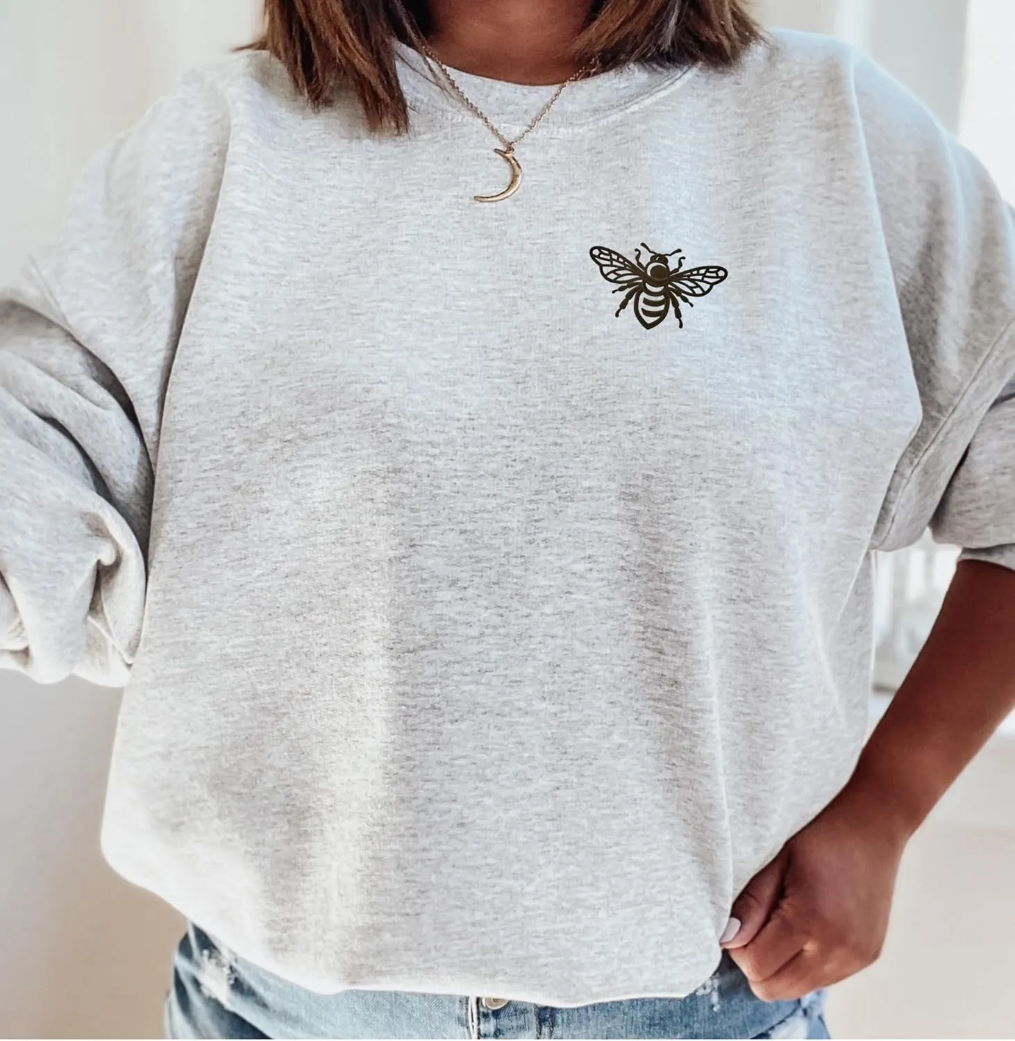 Embroidered Bee Design - Crewneck Sweatshirt Unisex - Oversized Cozy PolyCotton - Sweatshirt for Nature Lovers