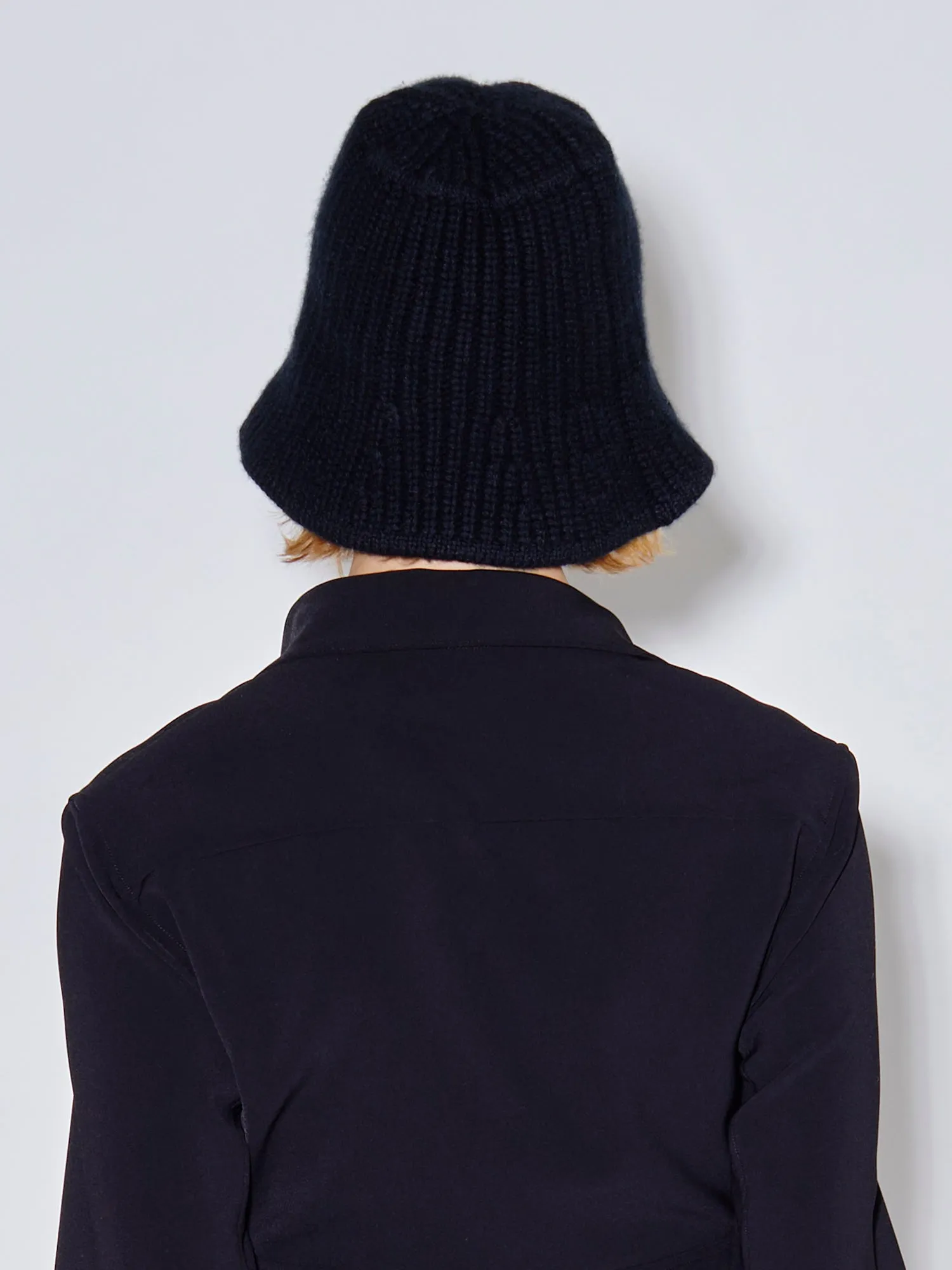 RIBBED CASHMERE BUCKET HAT